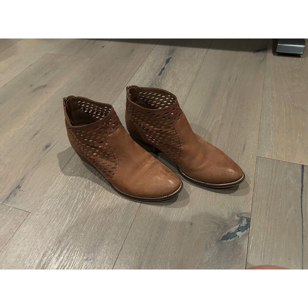 Seychelles Brown Leather Cutout Booties. Women's Size 8